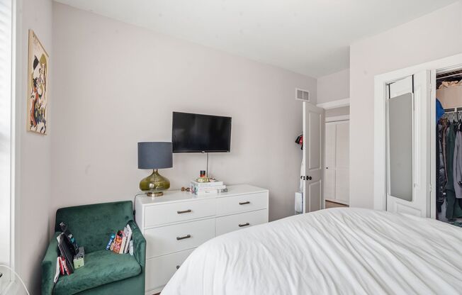 3 beds, 2 baths, 830 sqft, $4,450, Unit 928-3S