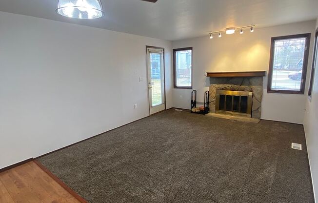 Well maintained (1) bedroom, (1) bathroom ground level unit in Independence Park!