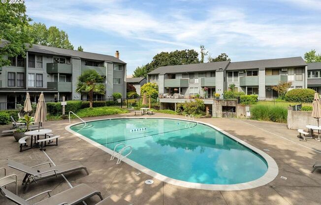 1 Bedroom Condo close to Washington Square with seasonal outdoor pool and move in special!