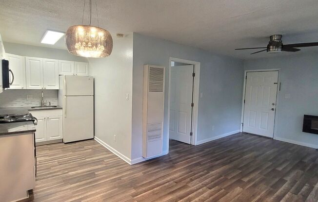 RENOVATED 1/1 w/ Deck, Washer/Dryer, & Granite Counters in Walkable Midtown Area! Available Now for $875/month!