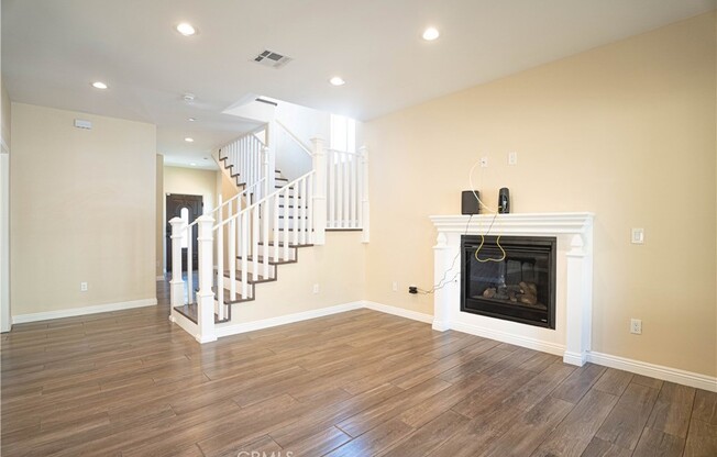9246 CEDROS AVE