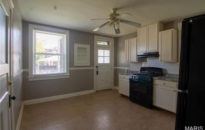1 bed, 1 bath, 800 sqft, $850, Unit Tholozan 3927 2W