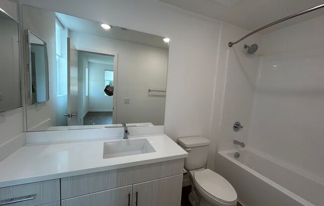 2 beds, 2 baths, 902 sqft, $3,085, Unit 2116-204