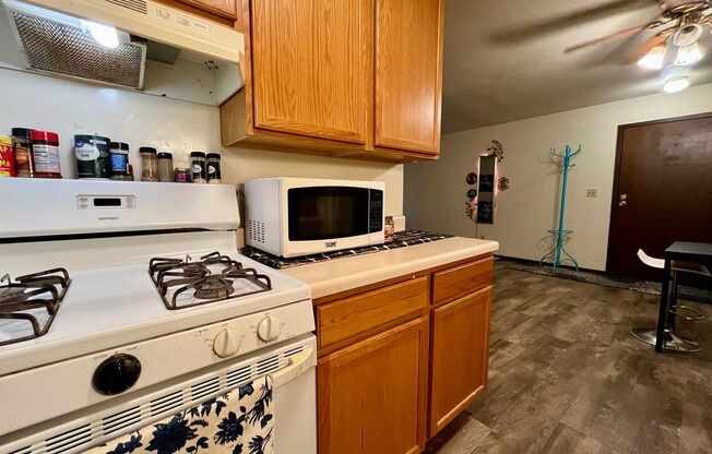 1 bed, 1 bath, $975, Unit 12