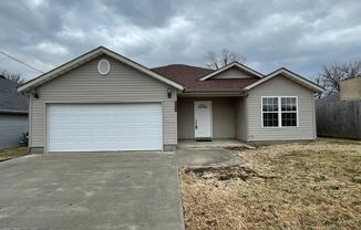 BEAUTIFUL 3BR/2BA Home in Joplin, MO with fenced in back yard. Close to Joplin Sports complex and Schifferdecker Golf course!