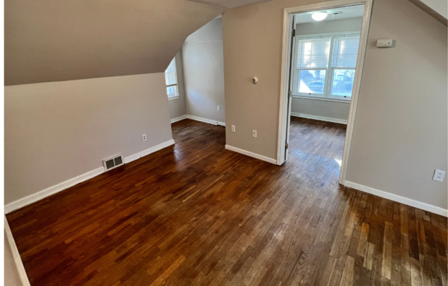 2 beds, 1 bath, $725