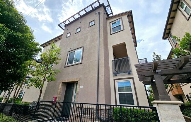 Tri-level Townhome in Prime Fullerton Location!