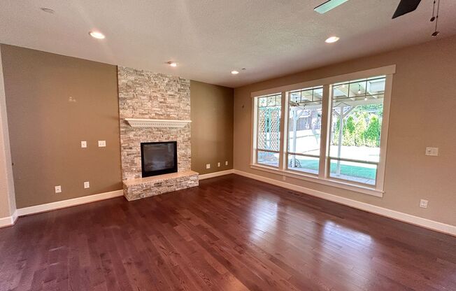 *$500 off first full month!* Beautiful 4 Bedroom 2 1/2 Bath Home With a Fantastic Back Yard Great for Entertaining is Located within 10 Minutes to Intel and Nike Headquarters!