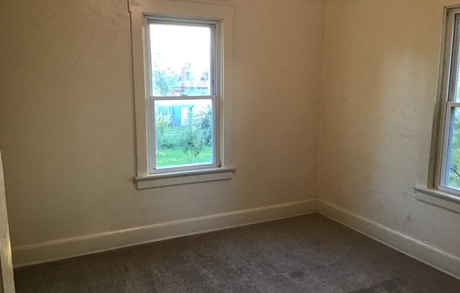 3 beds, 1 bath, $995