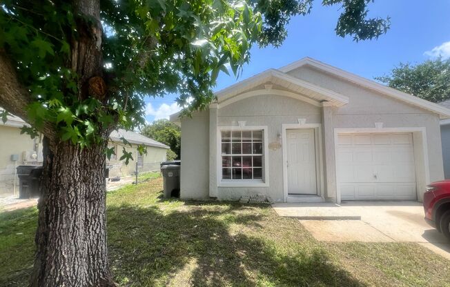 Lovely 3 Bed / 2 Bath Home in Apopka Quiet Leafy Street