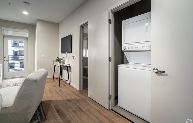 1 bed, 1 bath, 806 sqft, $2,216