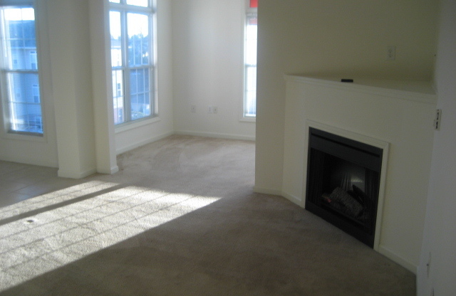 Charming 3rd floor, 1br condo in Brier Creek!! Close to shopping and airport! Avail Now!
