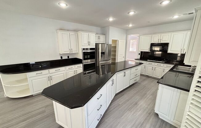 Gorgeous 4bed /5bath home nestled in a great area!