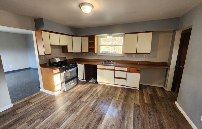 3 beds, 1 bath, $1,295