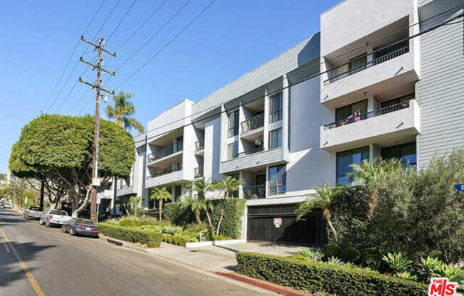 906 N Doheny Dr