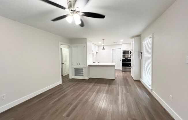 Stunning 2/1/1 Home in Lake Jackson near Downtown,