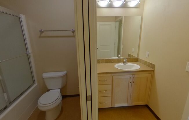 3 beds, 1.5 baths, 848 sqft, $2,400, Unit 204