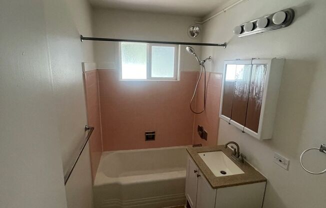 2 beds, 1 bath, $1,700, Unit 1506