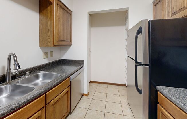 2 beds, 1 bath, 980 sqft, $1,760, Unit 7722CF