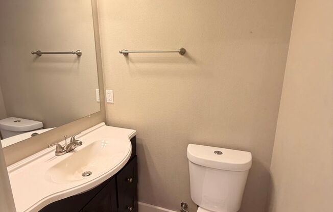 *1/2 MONTH FREE* Spacious 4-Bed/3.5 Bathrooms off street parking and central air! S. Portland