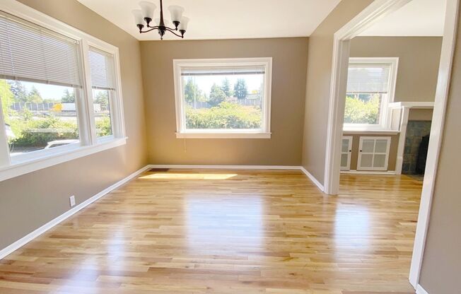 Beautiful Craftsman 5 bed 1 bath home with fully fenced yard