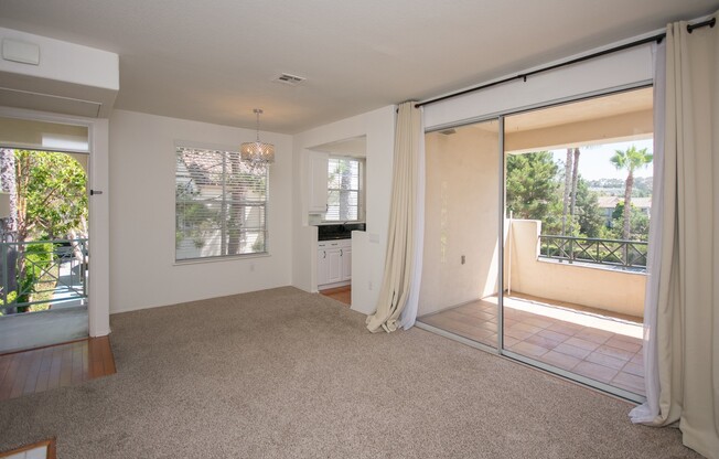Upstairs Beautiful Condo in Carmel Valley!