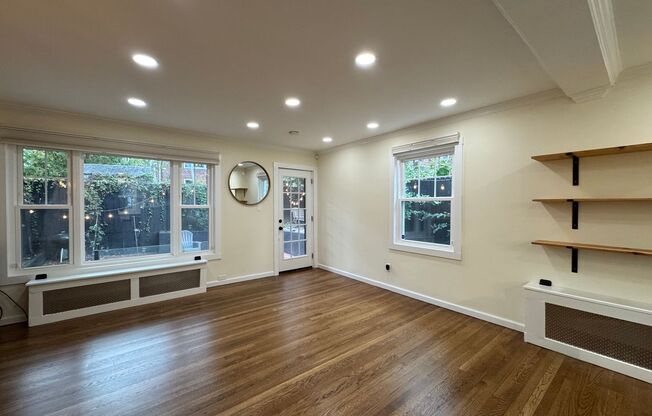 Stylish, Upper Level Unit 3 Bed 1.5 Bath Home With A Fenced Patio In Warwick Village