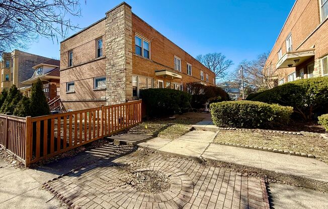 HOME SWEET HOME! 2 Bed / 1 Bath Townhome Available in Oak Park!