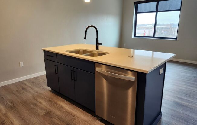 2 beds, 2 baths, 1,028 sqft, $1,700, Unit 403