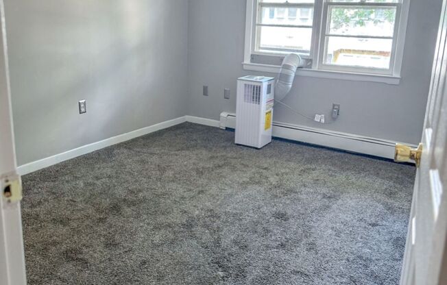 2 beds, 1 bath, $1,650, Unit 93 Fowler St #2R
