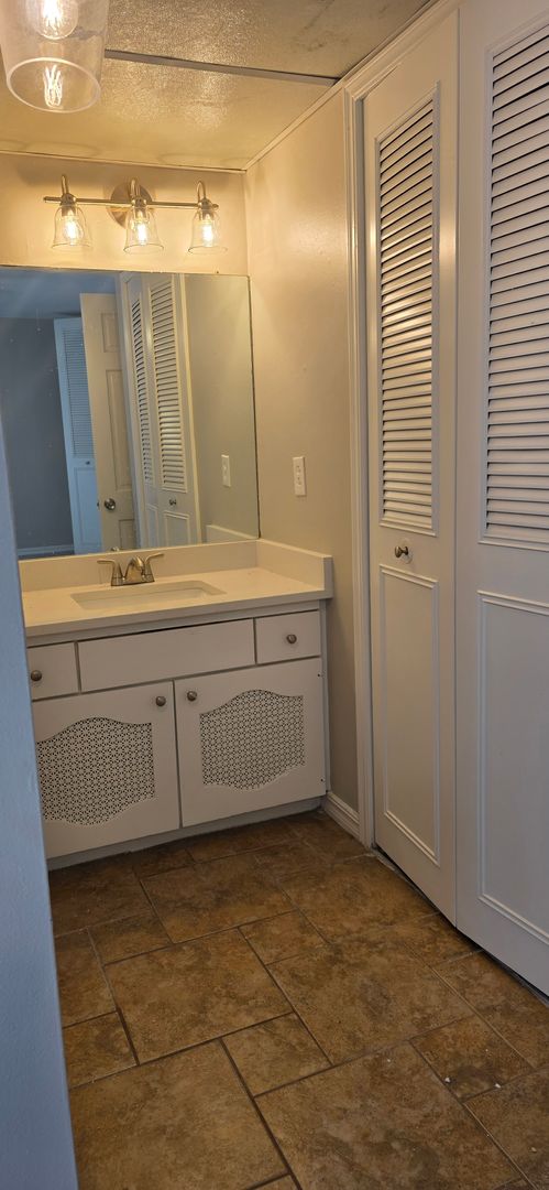 2 beds, 2 baths, 925 sqft, $1,100, Unit 216