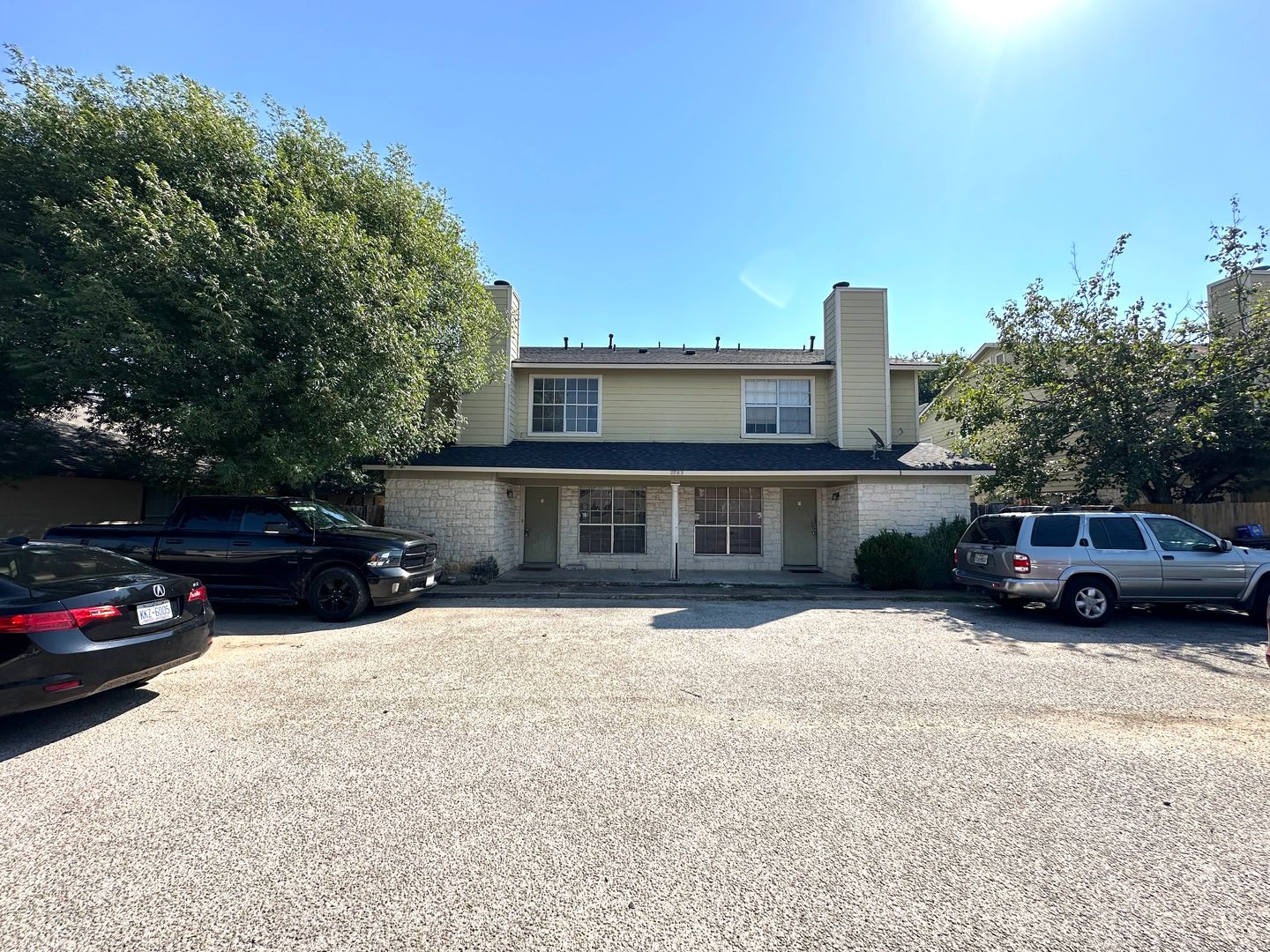 2203 CREEKSIDE LN