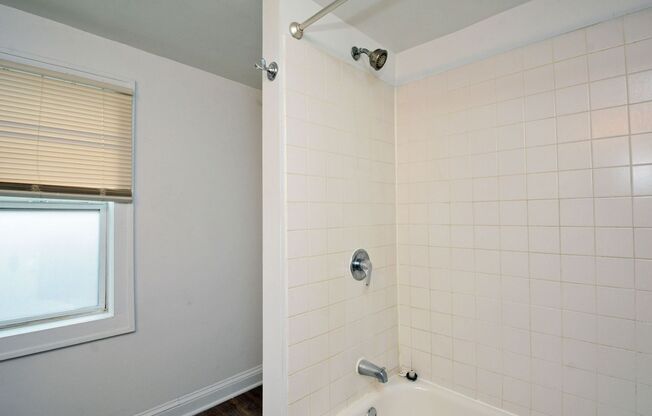 2 beds, 1 bath, $1,375, Unit Unit 2 (Up)