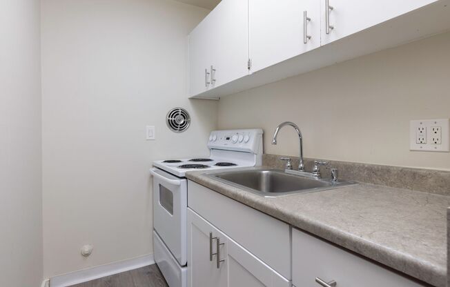 Studio, 1 bath, 384 sqft, $1,395, Unit 103