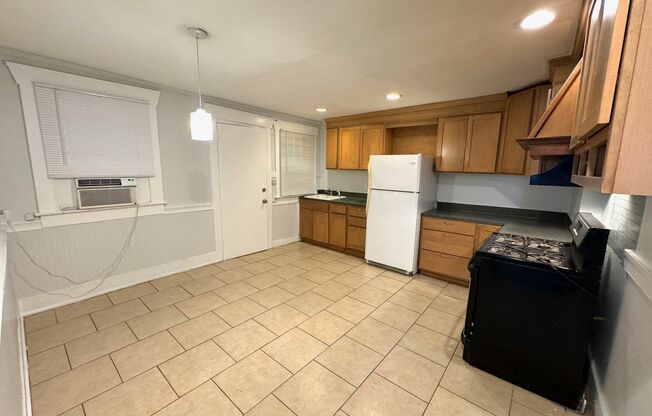 2 beds, 1 bath, 1,000 sqft, $1,695