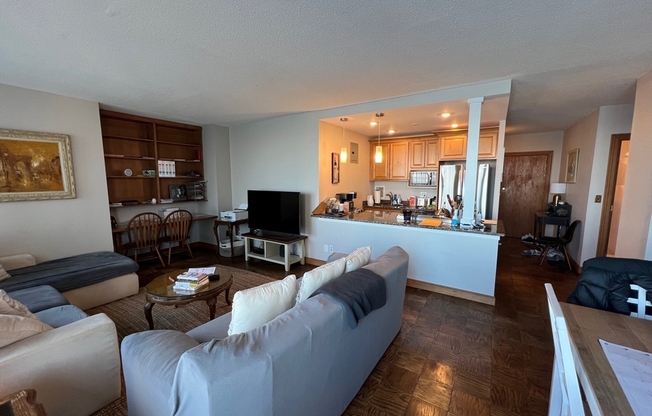 1 bed, 1 bath, 885 sqft, $3,400, Unit 17E