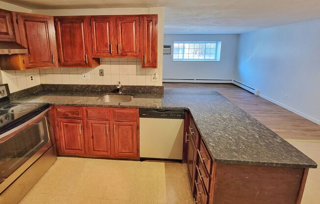 Heat, hot water and parking included! Cozy 2bed 1 bath condo in the center of Everett