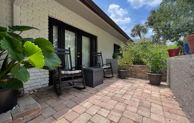 Audubon Park 2/2 Corner Unit Villa with Lakefront Amenities!