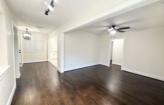 Incredible 5/2 Home in Lake Jackson! Lots of Updates !