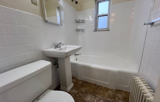 2 beds, 1 bath, 730 sqft, $995, Unit 640 Southcrest Drive #9