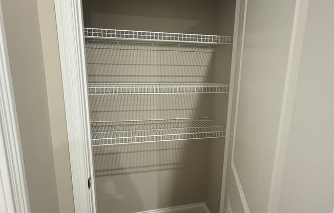 2 beds, 1 bath, 950 sqft, $1,100, Unit 215