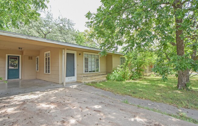 3/2 with 2 living rooms & a Huge Yard