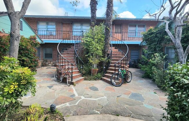 Cool breezes and beach vibes. Check out this 1bd/1ba condo in the HEART of Santa Monica