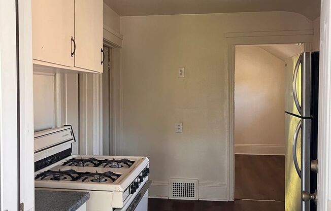 2 beds, 1 bath, $975, Unit Upper