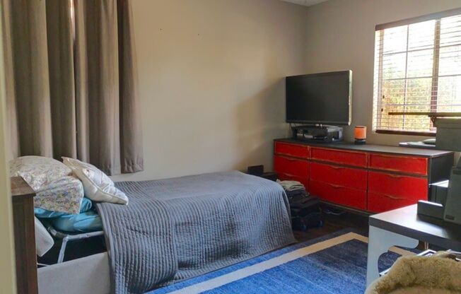 2 beds, 1 bath, $3,250