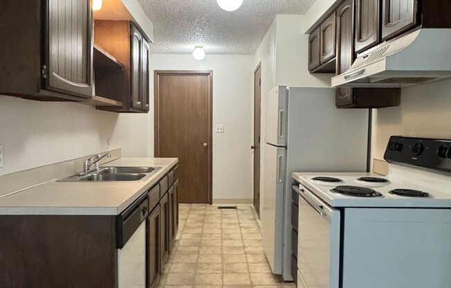 2 beds, 1 bath, 925 sqft, $1,250, Unit b