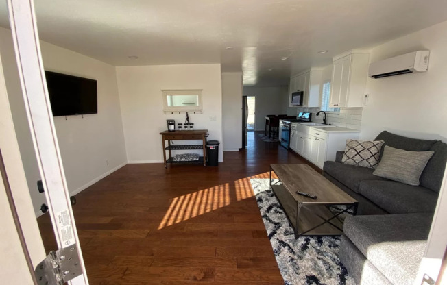 2 beds, 1 bath, $1,750