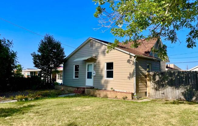 Mountain View Bungalow w/Garage and A/C