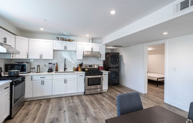 MH 1530 W 37th St