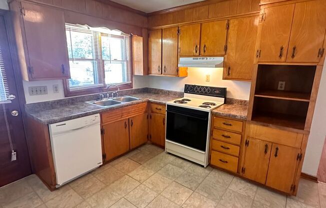 2 beds, 1 bath, 903 sqft, $1,210, Unit E-8